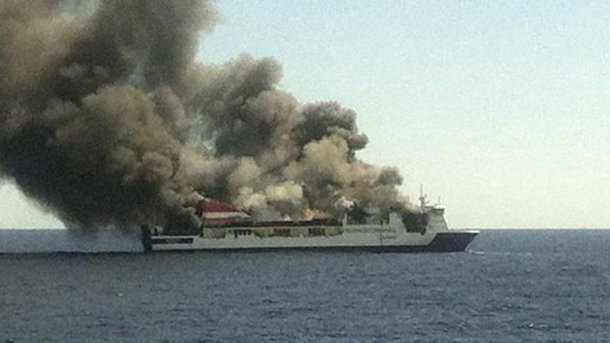 Fotografía del barco incendiado facilitada por un pasajero tras ser evacuado por efectivos de Salvamento Marítimo.