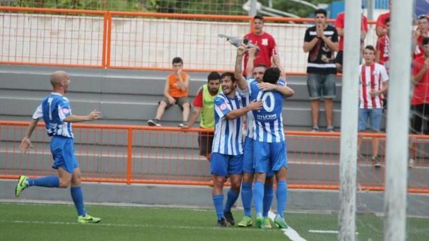 Los jugadores del Atlético Baleares celebran el gol conseguido por Chando.