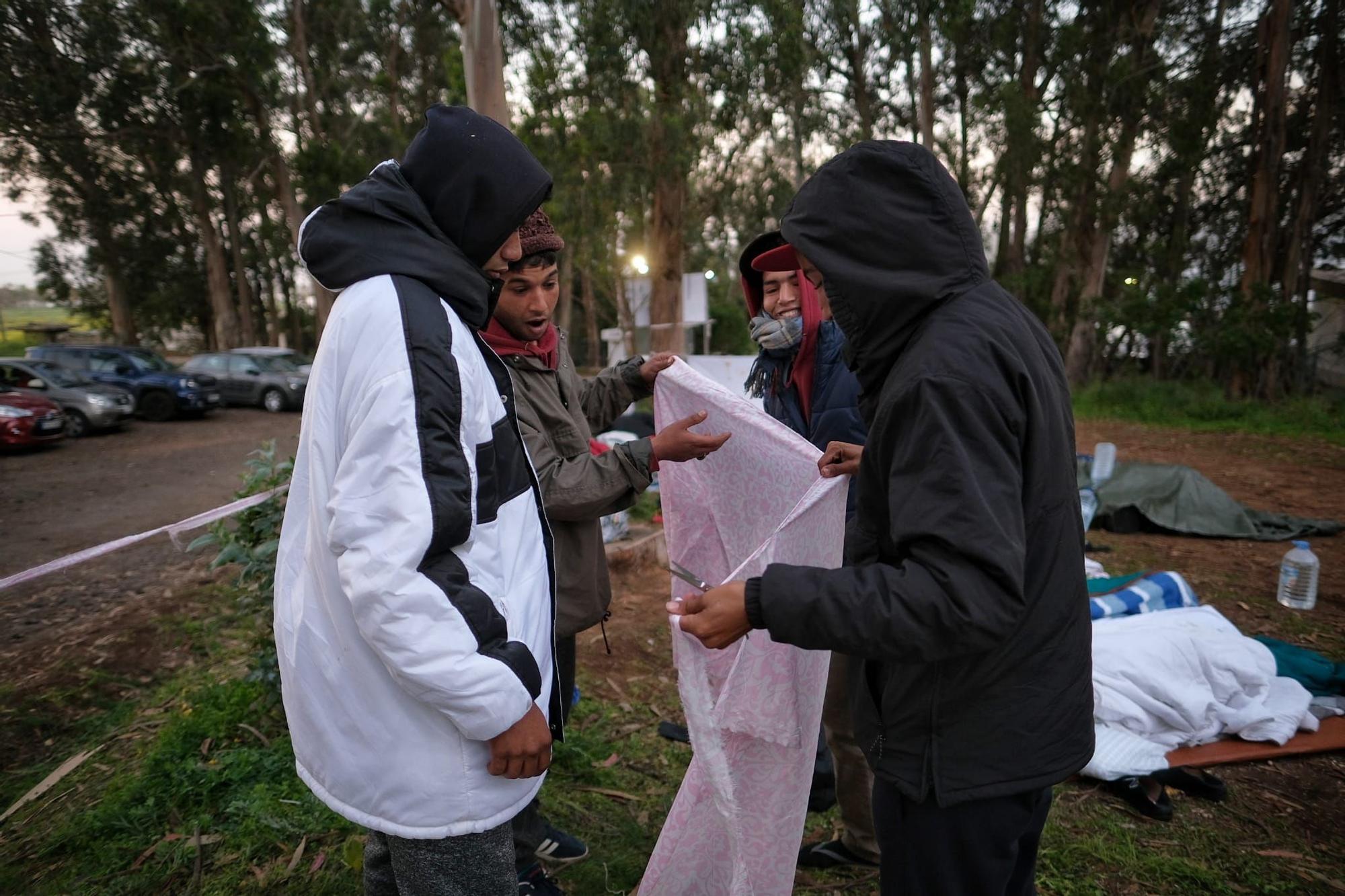 Los migrantes de la protesta en Las Raíces delimitan su espacio para controlar sus provisiones