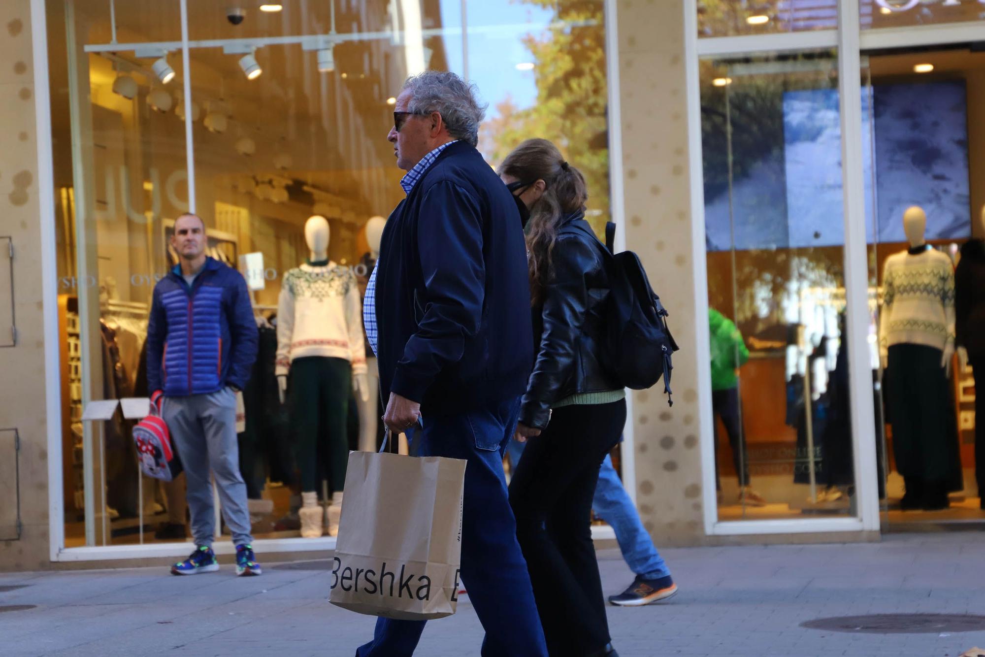 Colas y "mucha venta" en los comercios de Córdoba durante el festivo