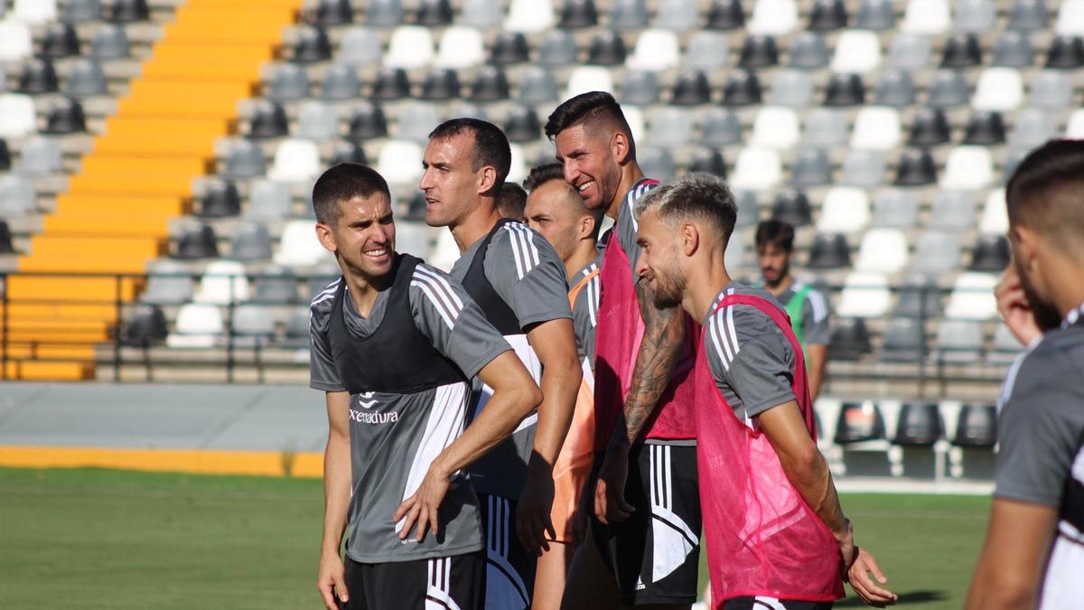 Imagen de los jugadores del Badajoz durante un entrenamientos.