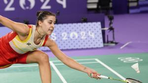 La jugadora española Carolina Marín devuelve el volante a la china Bing Jiao He durante su partido de semifinales de bádminton femenino individual de los Juegos Olímpicos de París en el pabellón a Chapelle Arena este domingo en la capital francesa. 