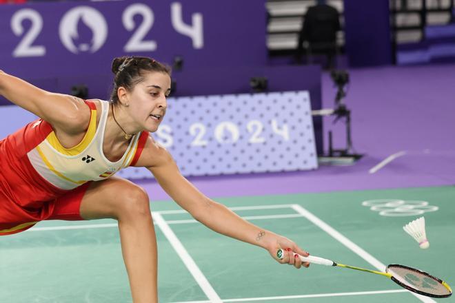 La jugadora española Carolina Marín devuelve el volante a la china Bing Jiao He durante su partido de semifinales de bádminton femenino individual de los Juegos Olímpicos de París en el pabellón a Chapelle Arena este domingo en la capital francesa. 