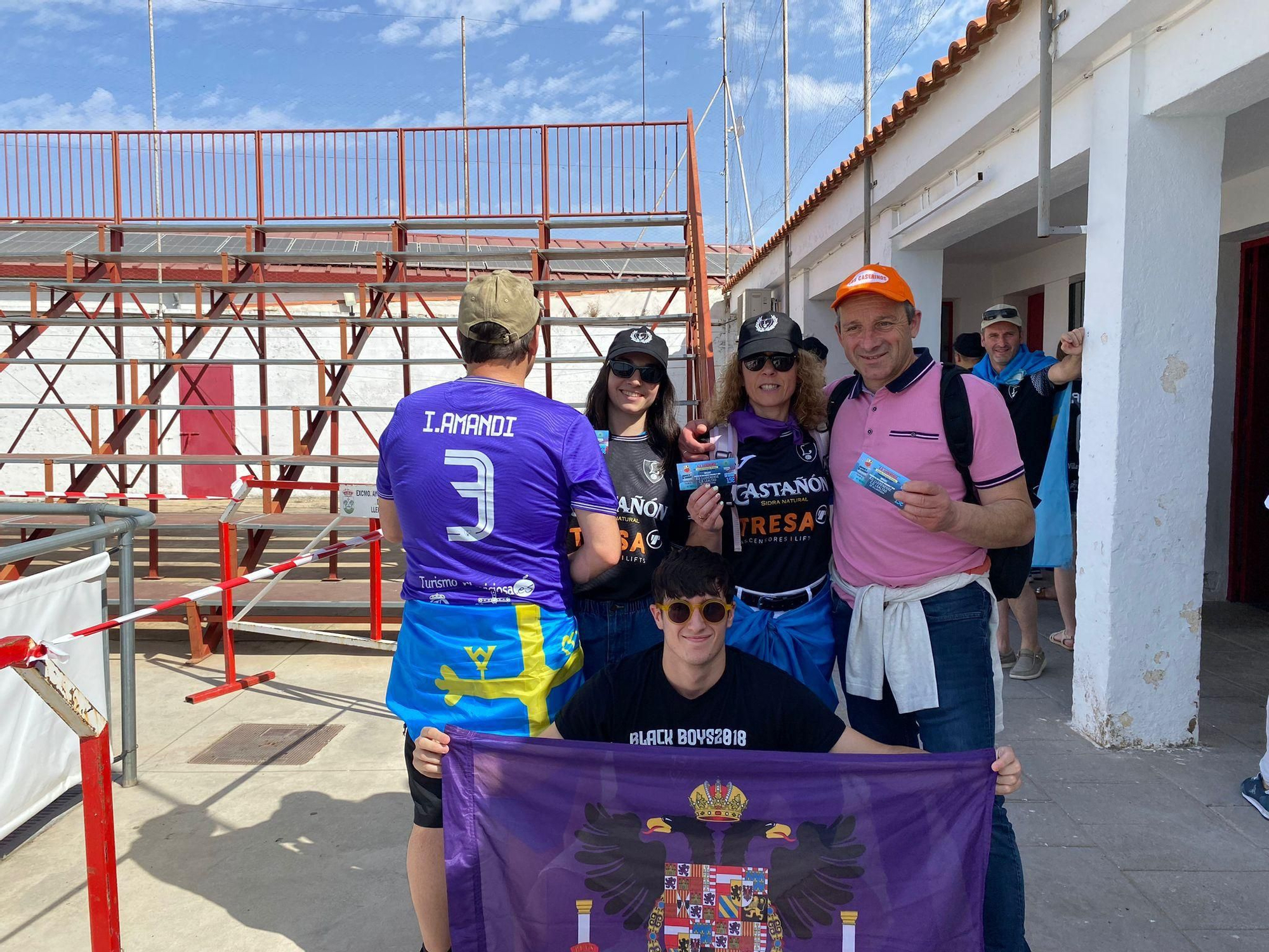 Cerca de 150 aficionados del Lealtad ya animan  por el ascenso tras nueve horas de bus hasta Badajoz