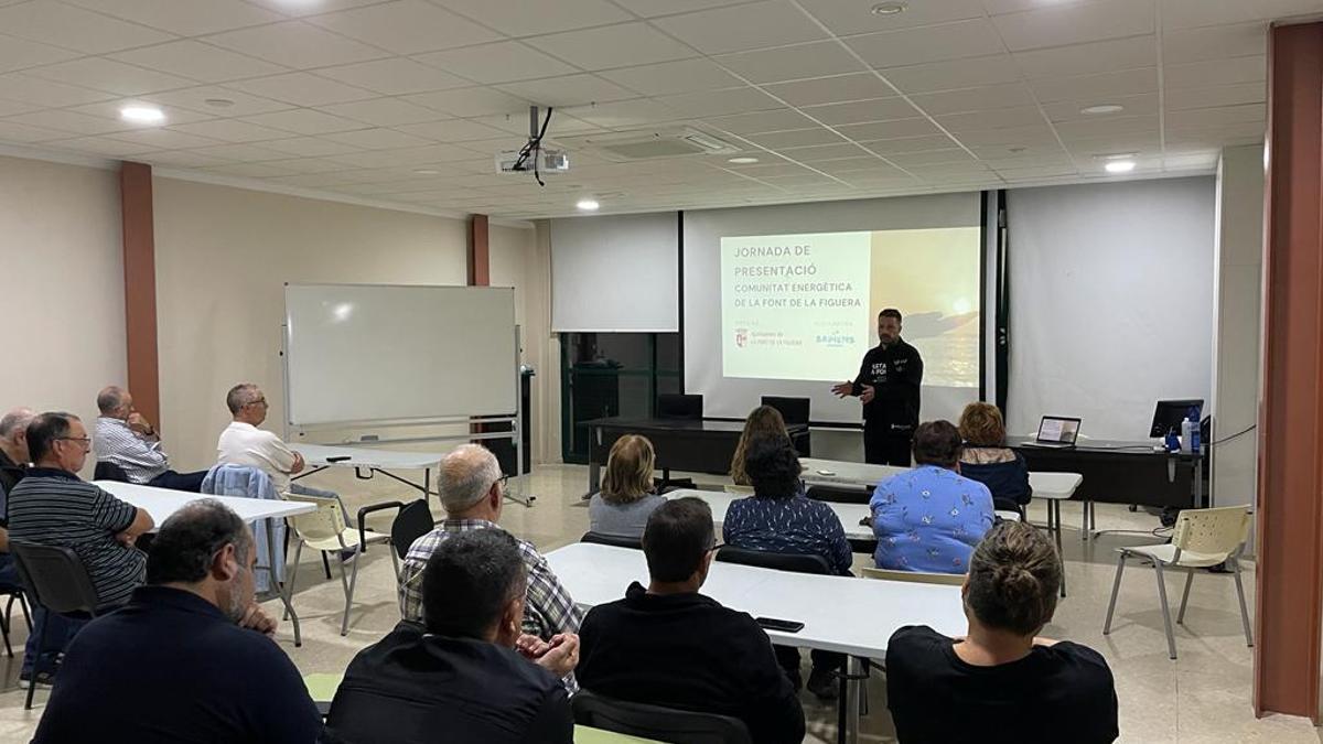 Reunión de la recién creada comunidad energética en la Font de la Figuera.