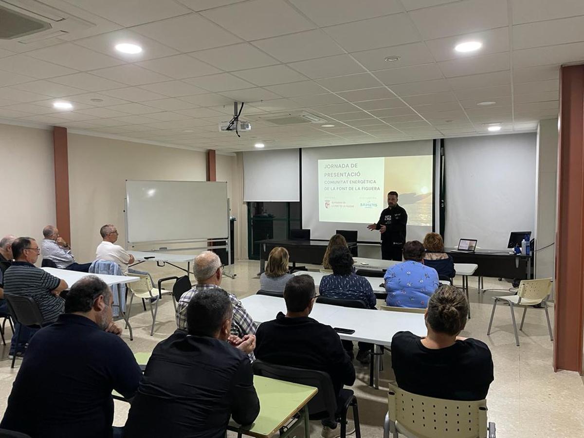 Reunión de la recién creada comunidad energética en la Font de la Figuera.