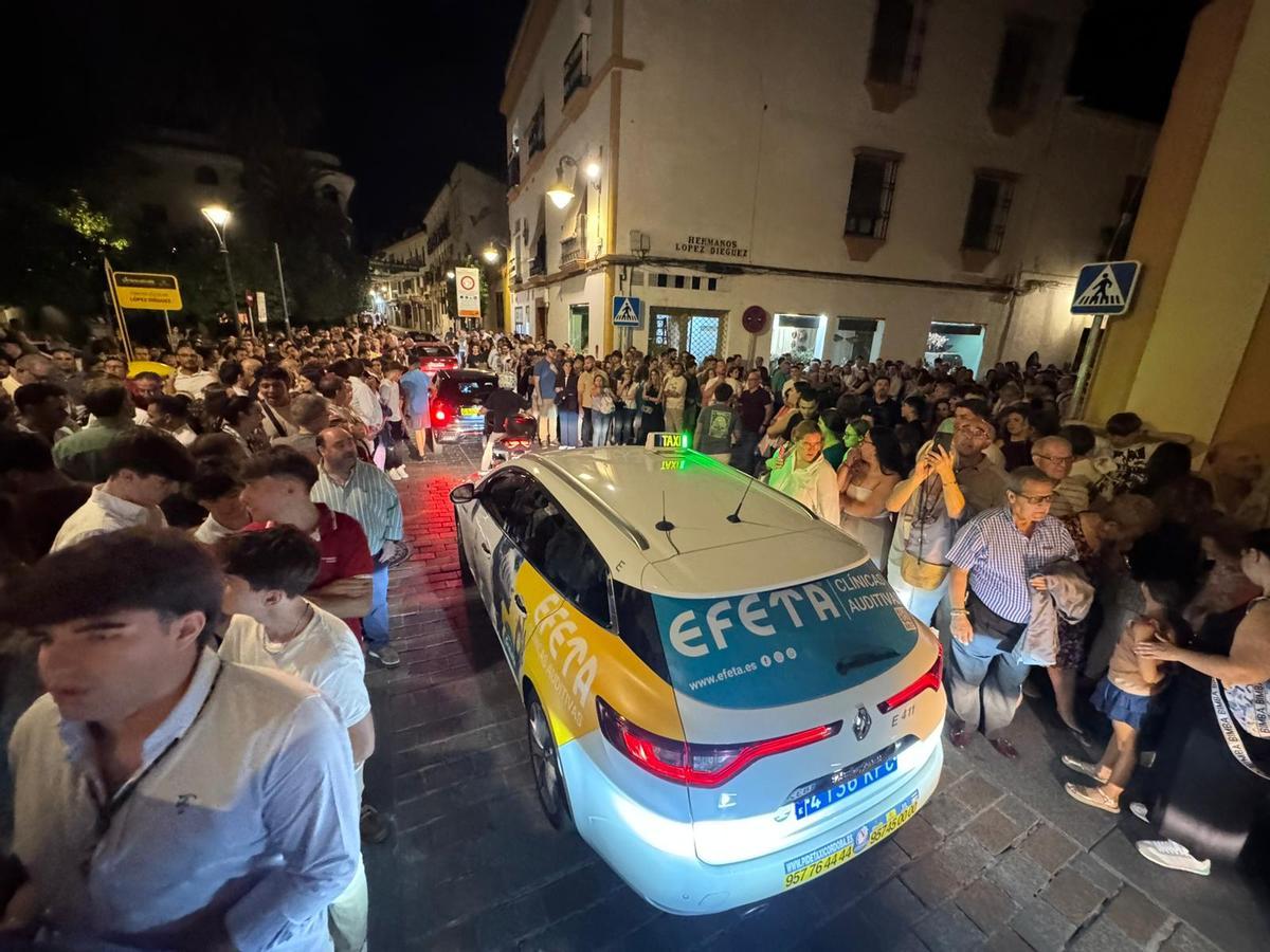El barrio de San Andrés, abarrotado en el traslado de Jesús de los Afligidos de Puente Genil en la última Magna.