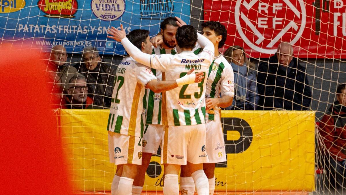 Los jugadores del Córdoba Futsal celebran uno de los goles marcados en la pista del Ribera Navarra.