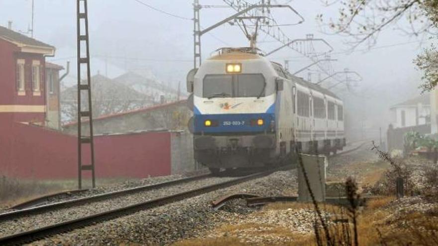 Un tren de pasajeros arrolla a un peatón en Monforte de Lemos