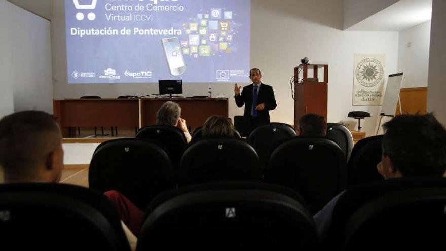 Jornada sobre plataformas de comercio electrónico impartida anoche en el CPAE de Lalín.