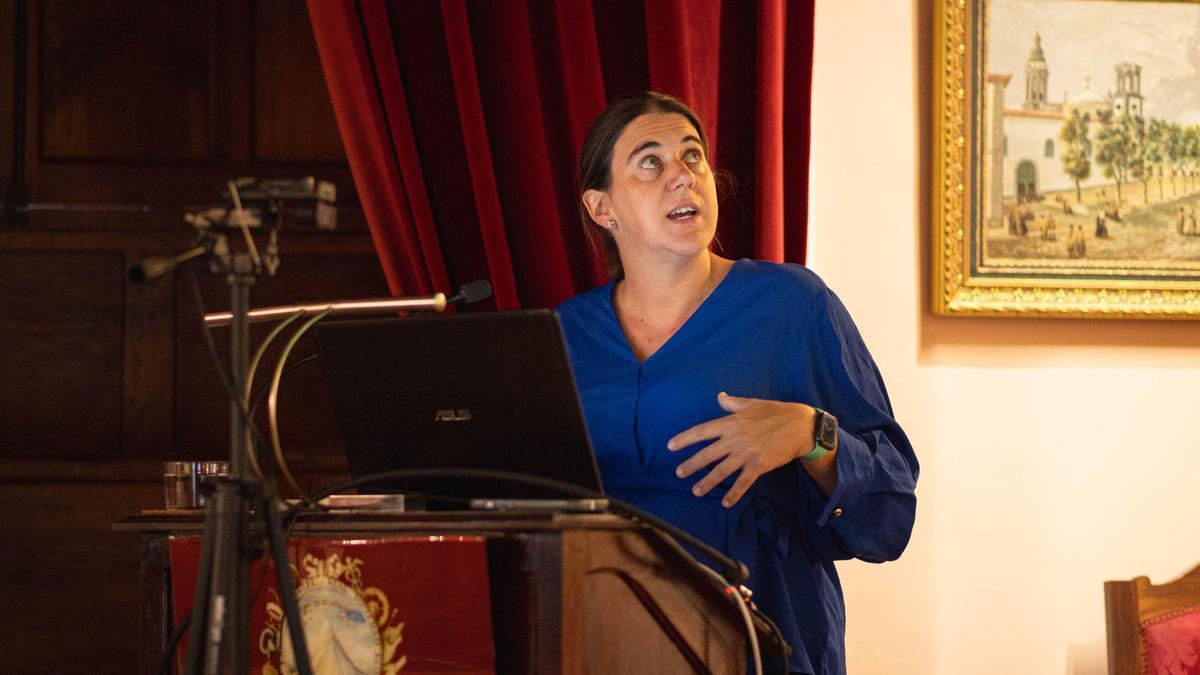 La investigadora Dolores Pérez en una de sus ponencias.