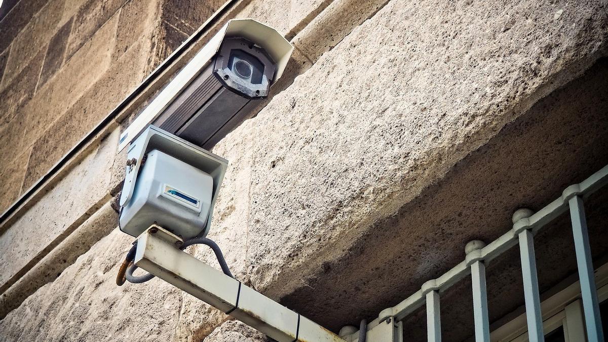Una cámara de videovigilancia en una imagen de archivo