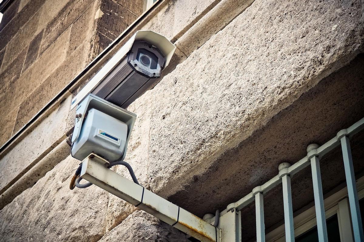 Una cámara de videovigilancia en una imagen de archivo