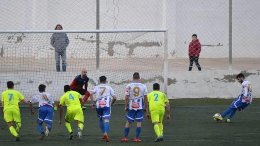 El atacante blanquiazul Pucho establece el empate para el Crevillente desde el punto de penalti.