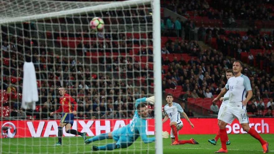 Aspas anota en Wembley su primer gol con la selección española. // Eddie Keogh-Reuters