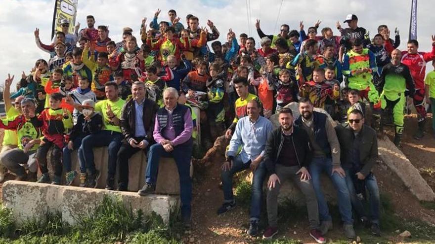 Los particpantes en la jornada convocada por la FBM y el motoclub 100 Emociones posan durante la diada.