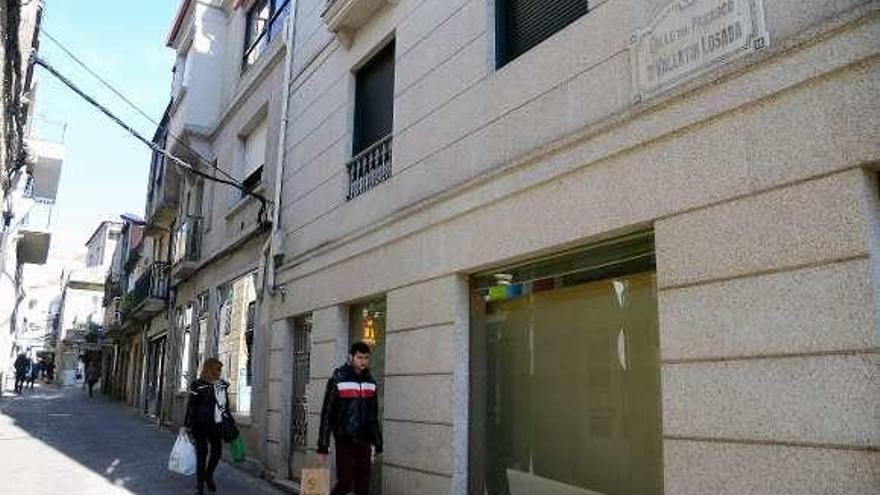 Calle Valentín Losada, en el centro urbano de Cangas. // G.Núñez