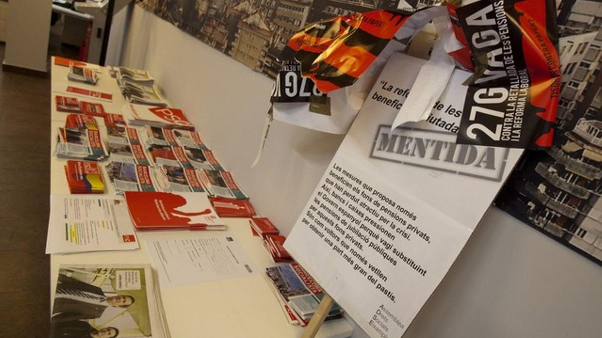 Pancartas y carteles dejados en la oficina electoral de Hereu por los ocupantes de la sede.