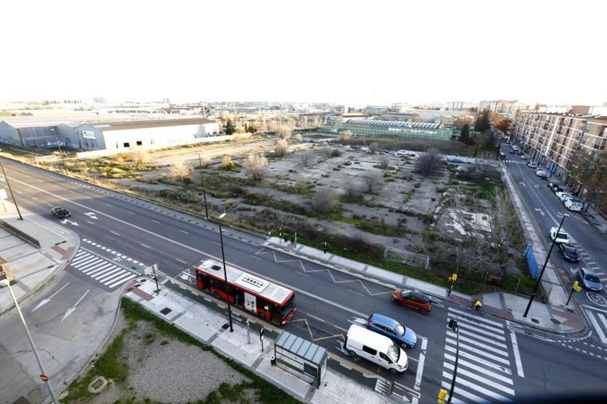 La parcela de los antiguos suelos de Aceralia, en el barrio del Picarral de Zaragoza. | JAIME GALINDO