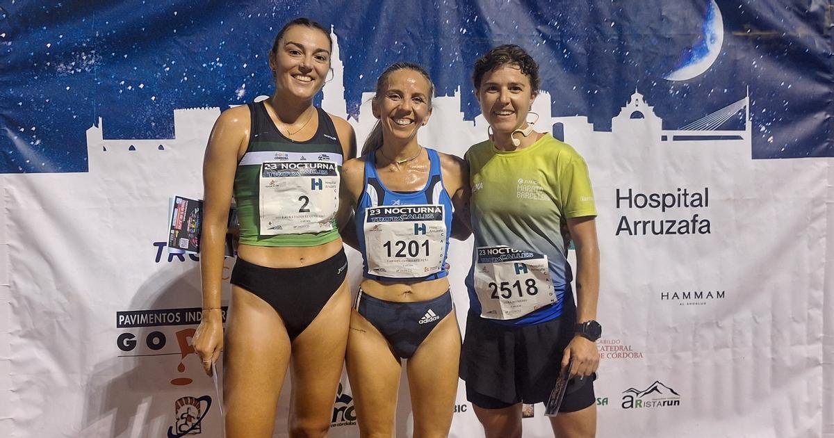 Laura Vázquez (segunda), Carmen Gutiérrez (primera) y Alba Romero (tercera), en la meta de El Fontanar.