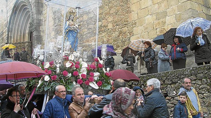 Finalizan las fiestas con la bajada de la virgen