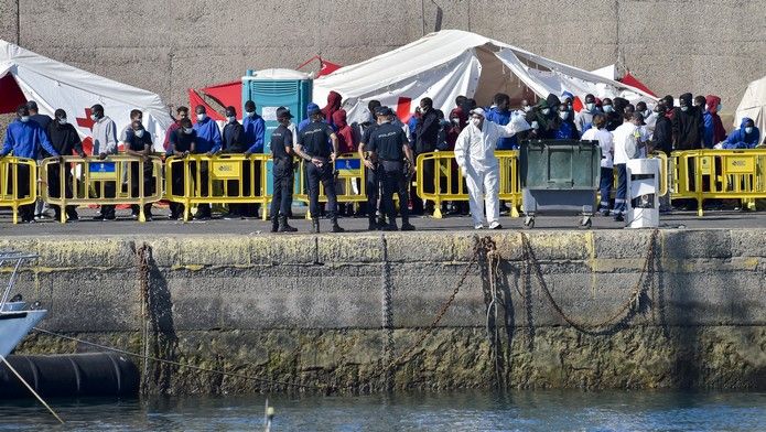 Llegada de inmigrantes al muelle de Arguineguín