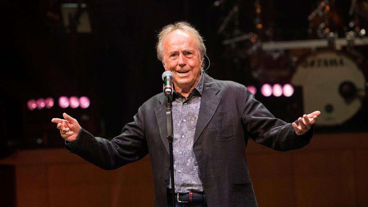 El cantautor Joan Manuel Serrat durante su actuación en la sala Mozart de Zaragoza.