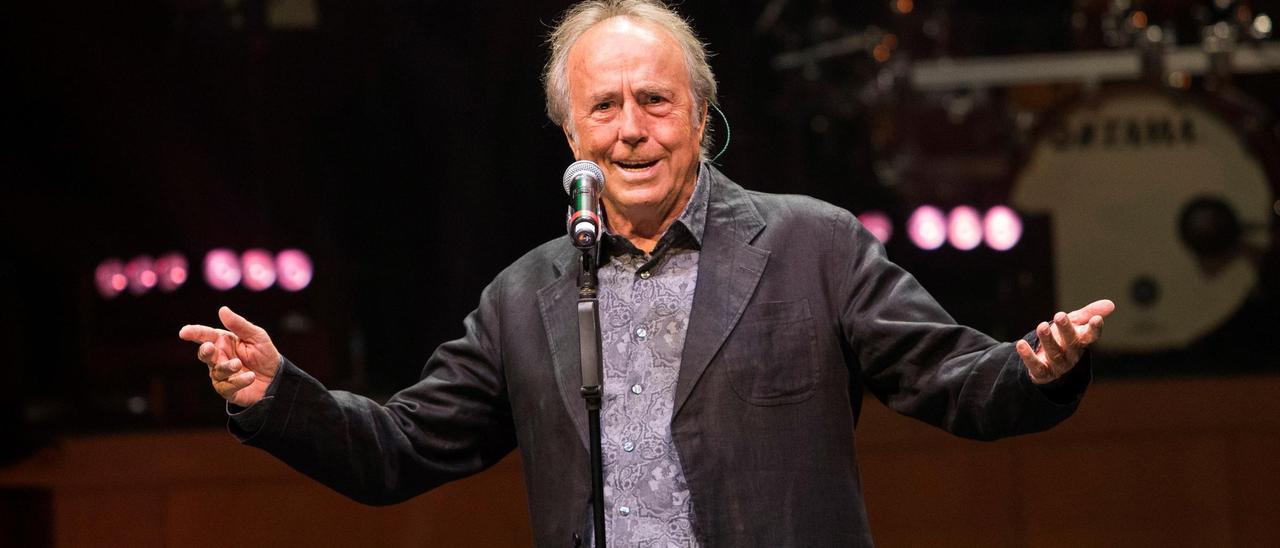 El cantautor Joan Manuel Serrat durante su actuación en la sala Mozart de Zaragoza.