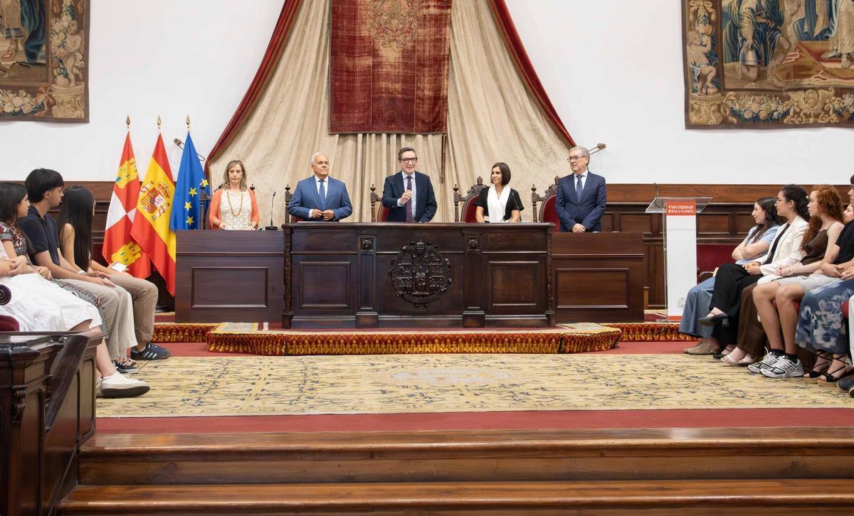 María Teresa Pérez (segunda por la derecha) en la mesa presidencial del acto, junto al rector de la USAL.