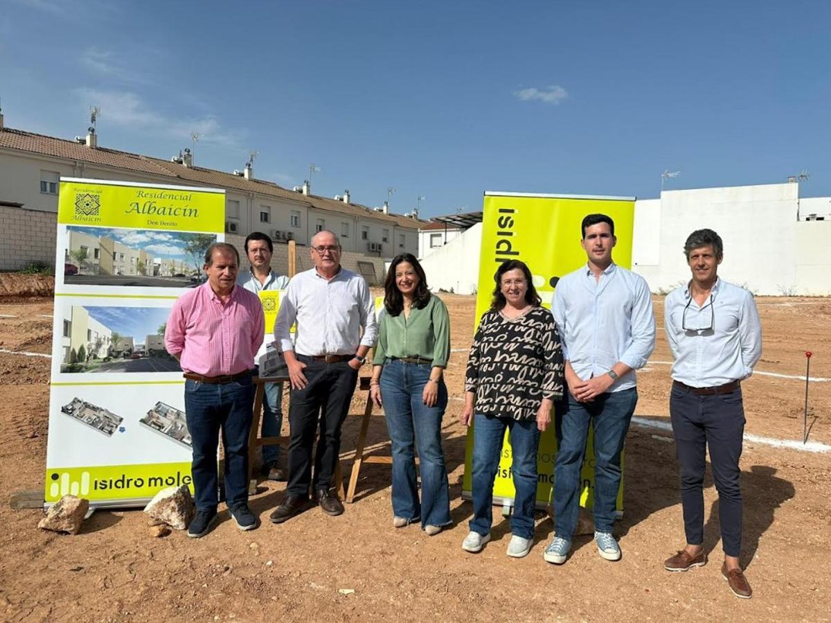 Presentación de la promoción de viviendas en Don Benito, donde se encontraba presente la alcaldesa, Elisabeth Medina.