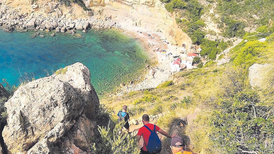 Benitatxell tancarà la ruta dels penya-segats si hi ha allau de senderistes