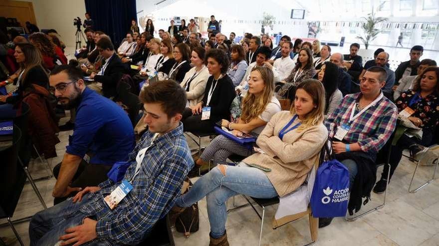 Asistentes al encuentro de desempleados celebrado ayer en el Calatrava.