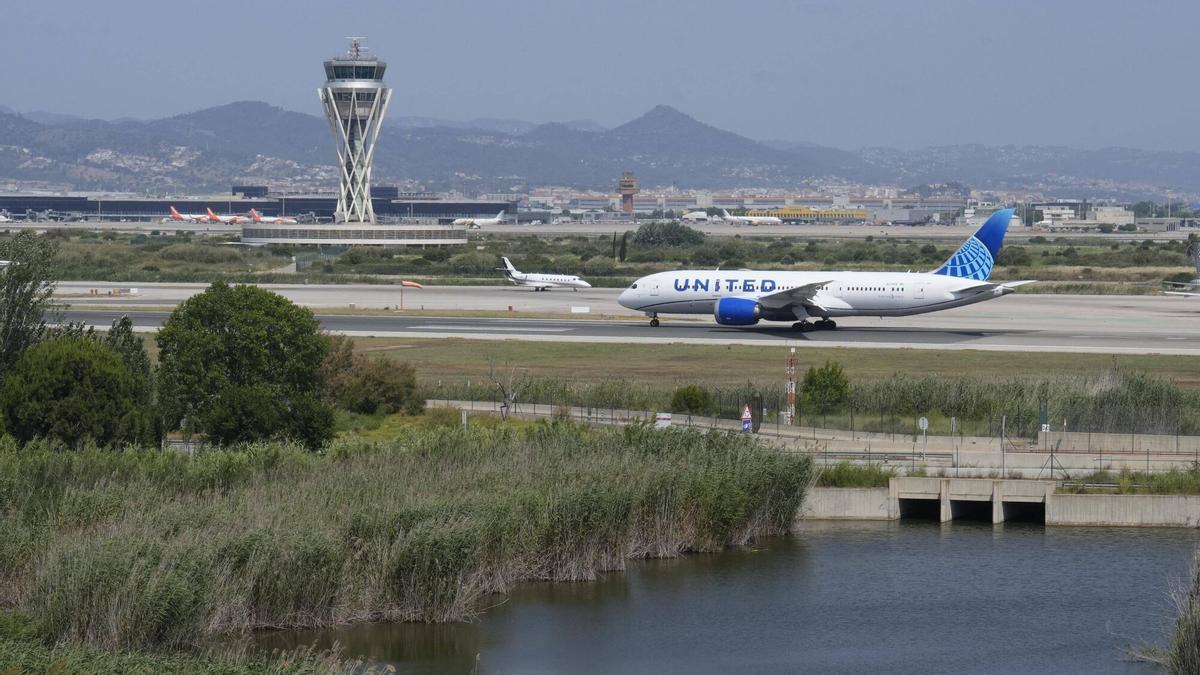 El aeropuerto de Barcelona y uno de los espacios naturales cercanos.