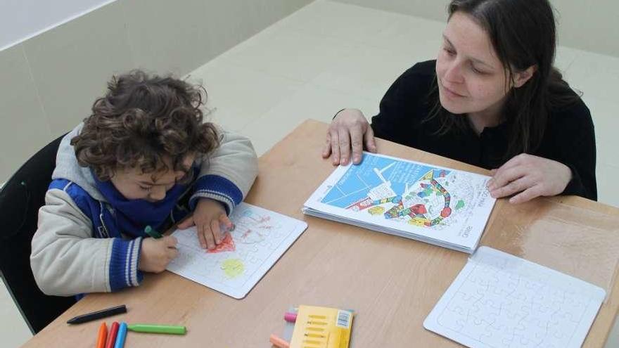 Sandra González, con un niño en un taller de &#039;La ciudad del mañana&#039;.