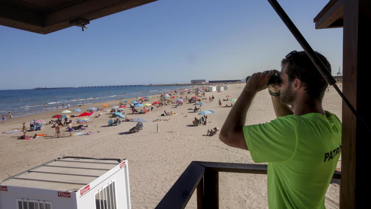 Un socorrista, en una imagen de archivo vigilando la playa del Port de Sagunt.