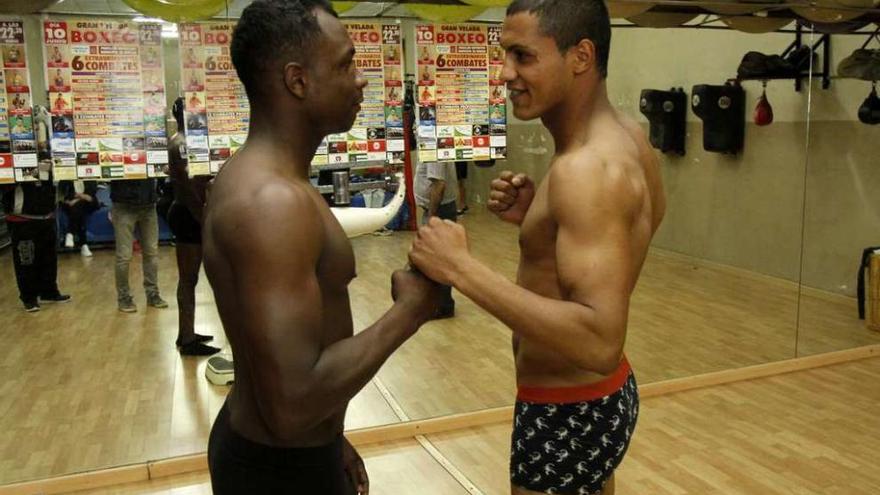 Jair y Azziz, durante el pesaje celebrado ayer. // Ricardo Grobas