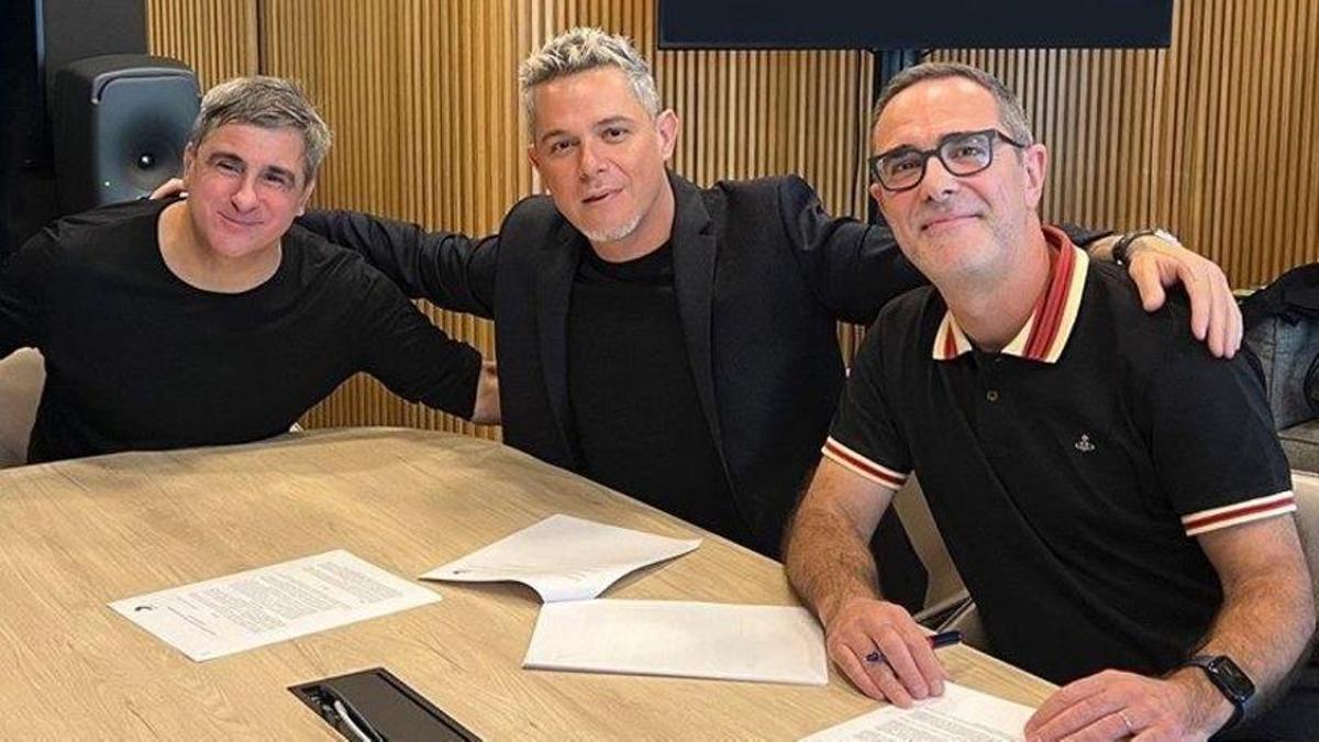 Junto a Alejandro Sanz, se sitúa a su izquierda Afo Verde (Chairman y CEO de Sony Music Latin·Iberia), y a la derecha José María Barbat (presidente de Sony Music Iberia)