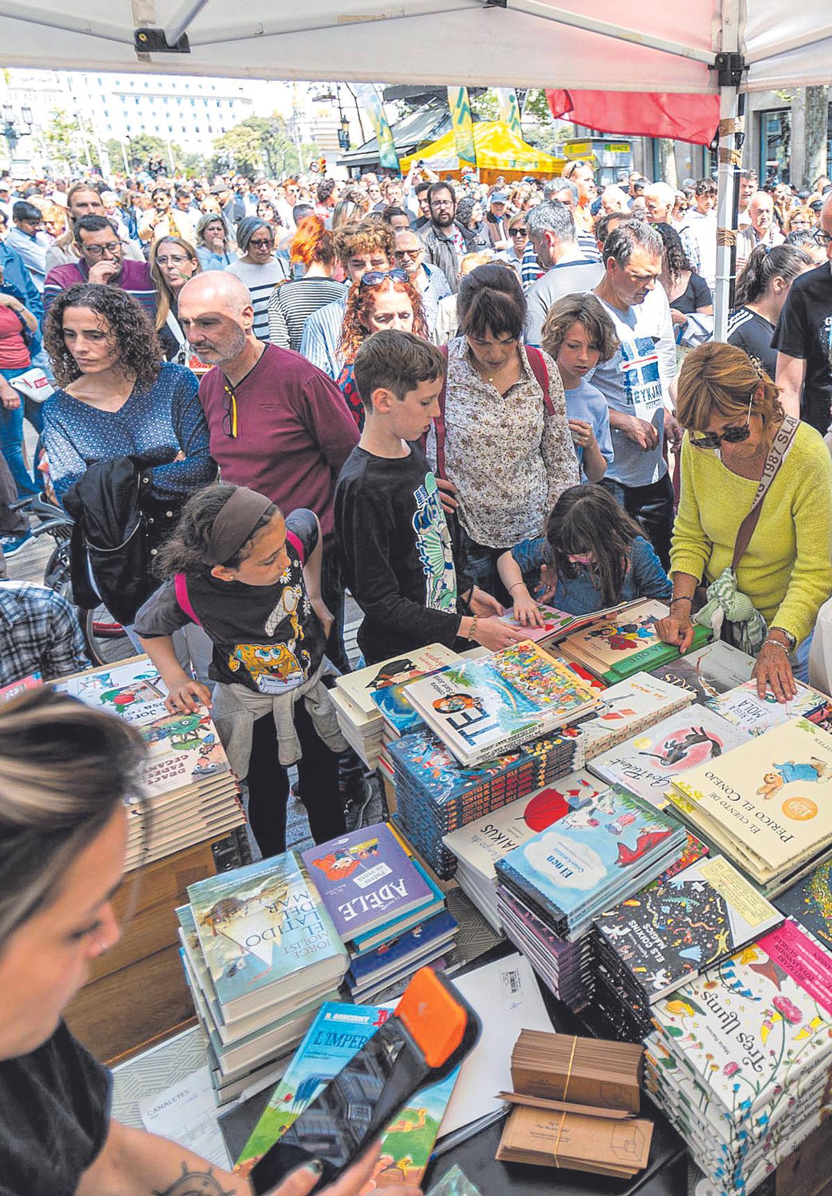 Una librera vende libros por Sant Jordi en Cataluña