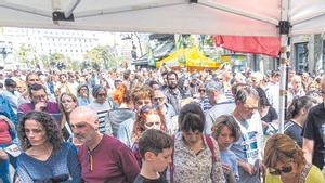 Una librera vende libros por Sant Jordi en Cataluña