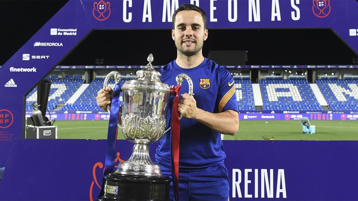 Jonatan Giráldez, con la Copa de la Reina