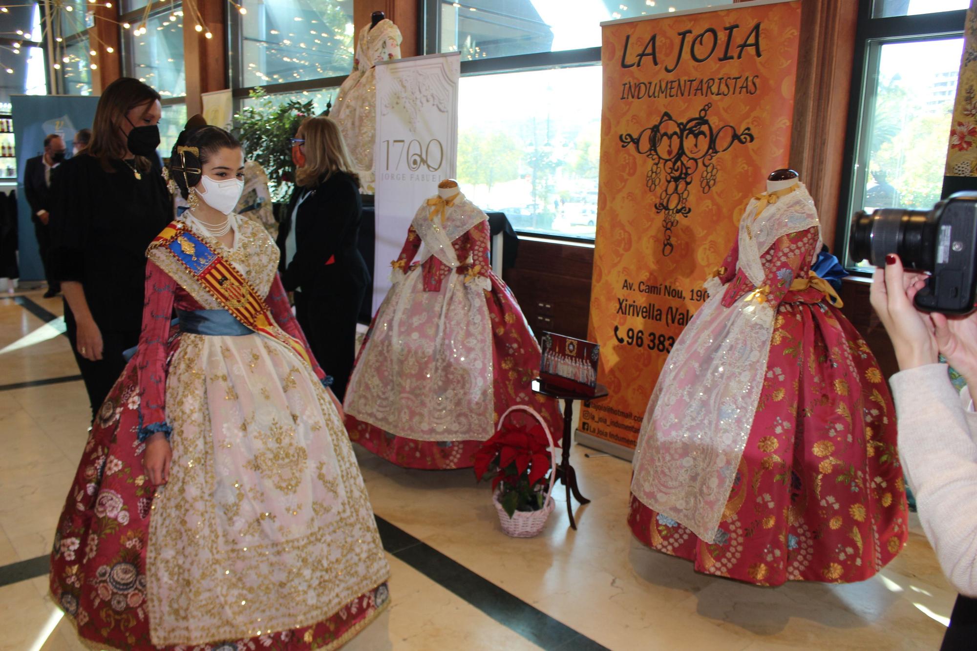 La corte infantil recibe su traje para las Fallas de Septiembre