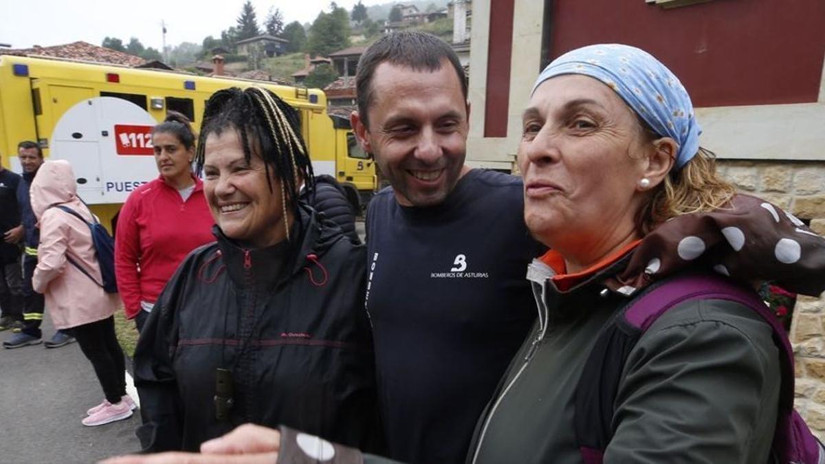 En imágenes: Así ha sido el reencuentro con sus familiares de las dos montañeras rescatadas en Caso.