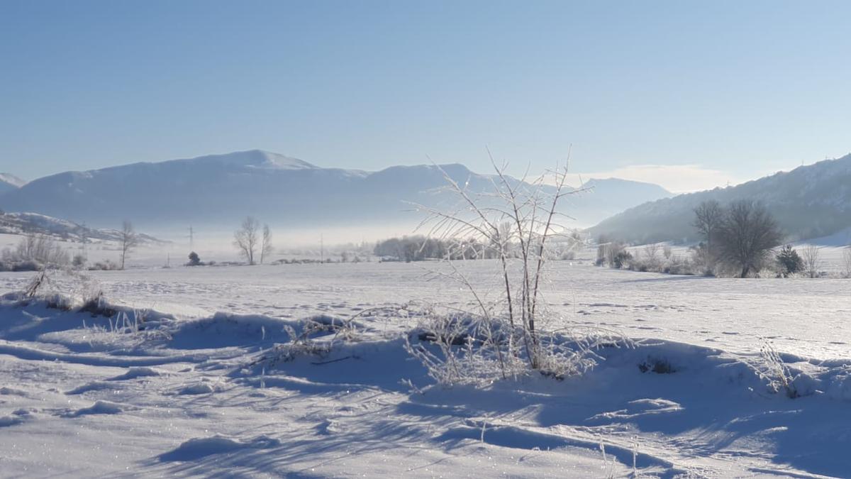 La nieve también llega a Aragón con las bajas temperaturas, como en el caso de Sabiñánigo, que ayer se despertó a 14 grados bajo cero.