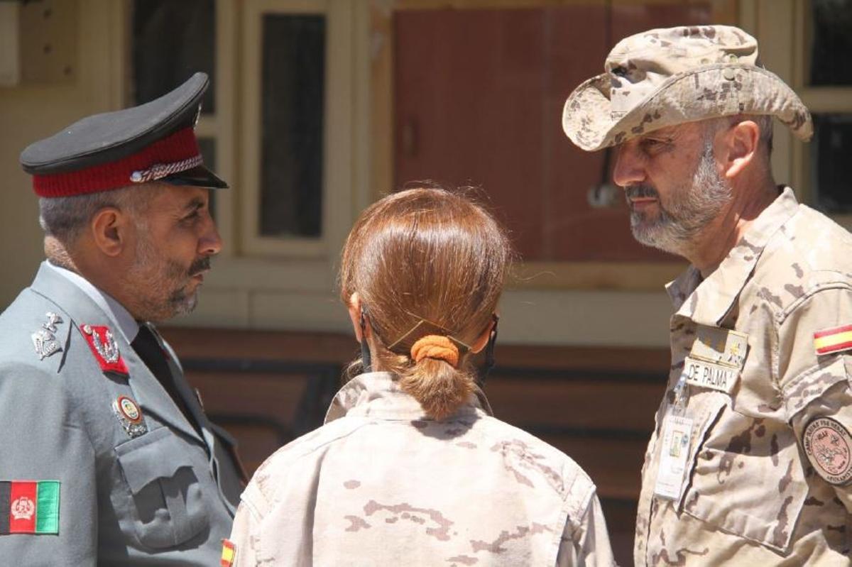 El militar malagueño, con un policía afgano y una intérprete, durante su etapa en Afganistán.
