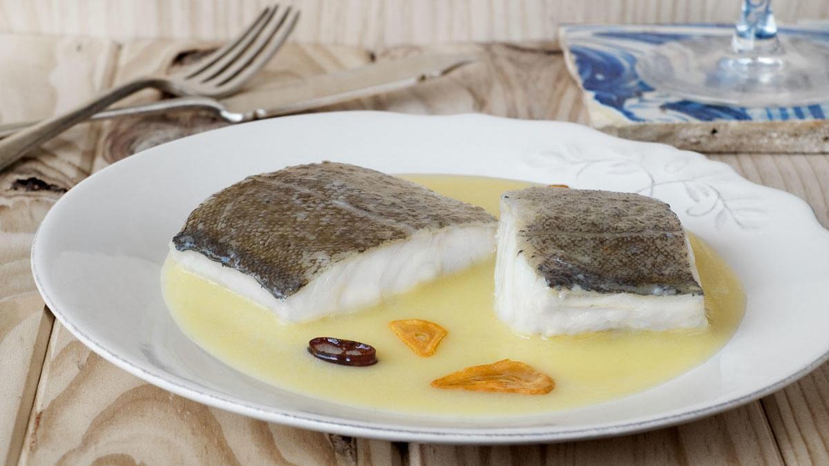 Un delicioso plato de bacalao al pil pil.