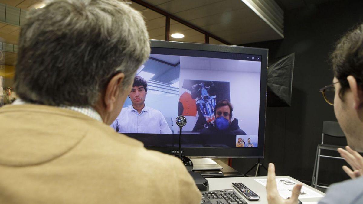 En la pantalla, por la izquierda, Fernando Poveda, jefe de comunicación producto  Renault y Alpine, y  Fernando Alonso, ayer, en un momento de la entrevista