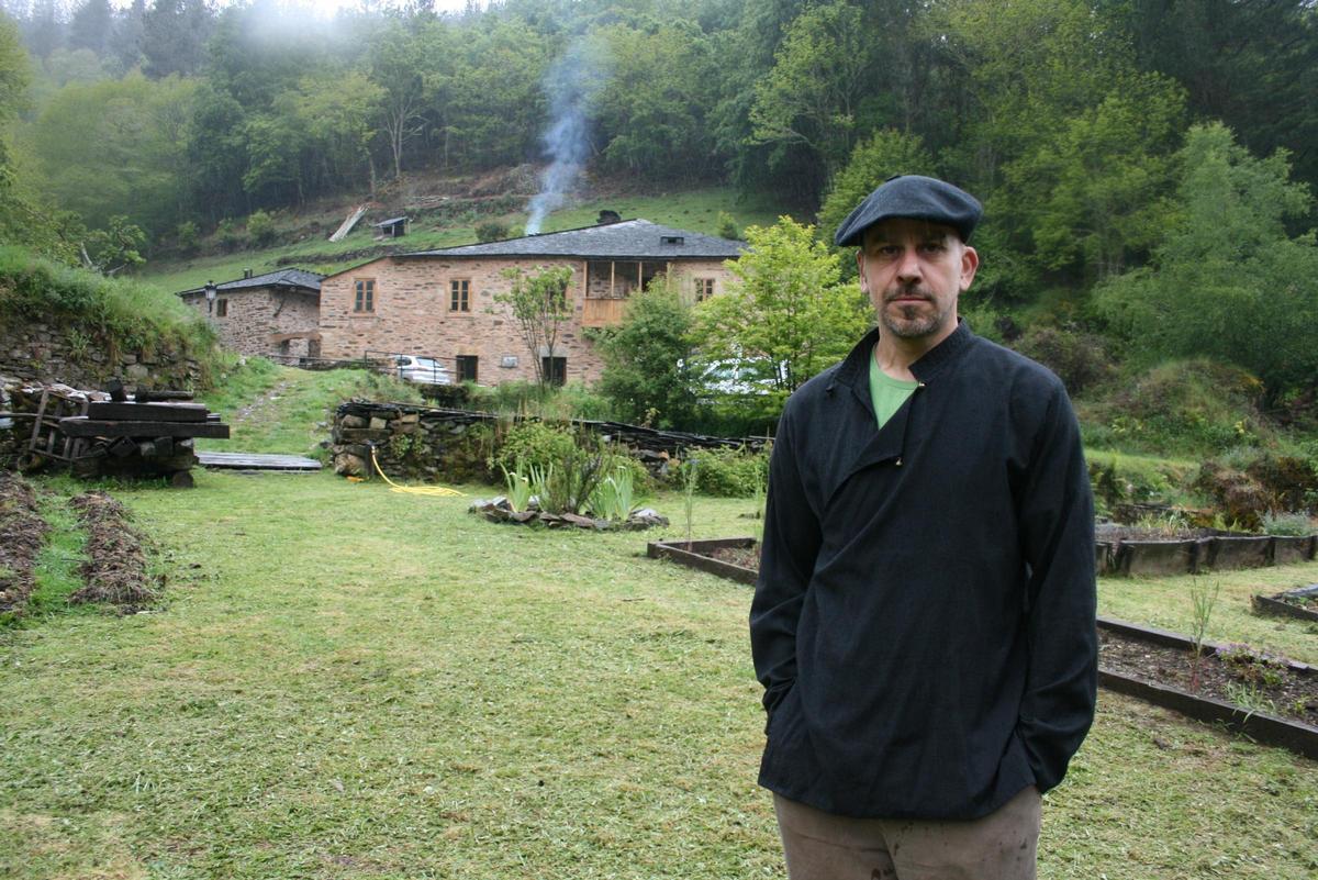 Joaquín Fernández y su casona al fondo
