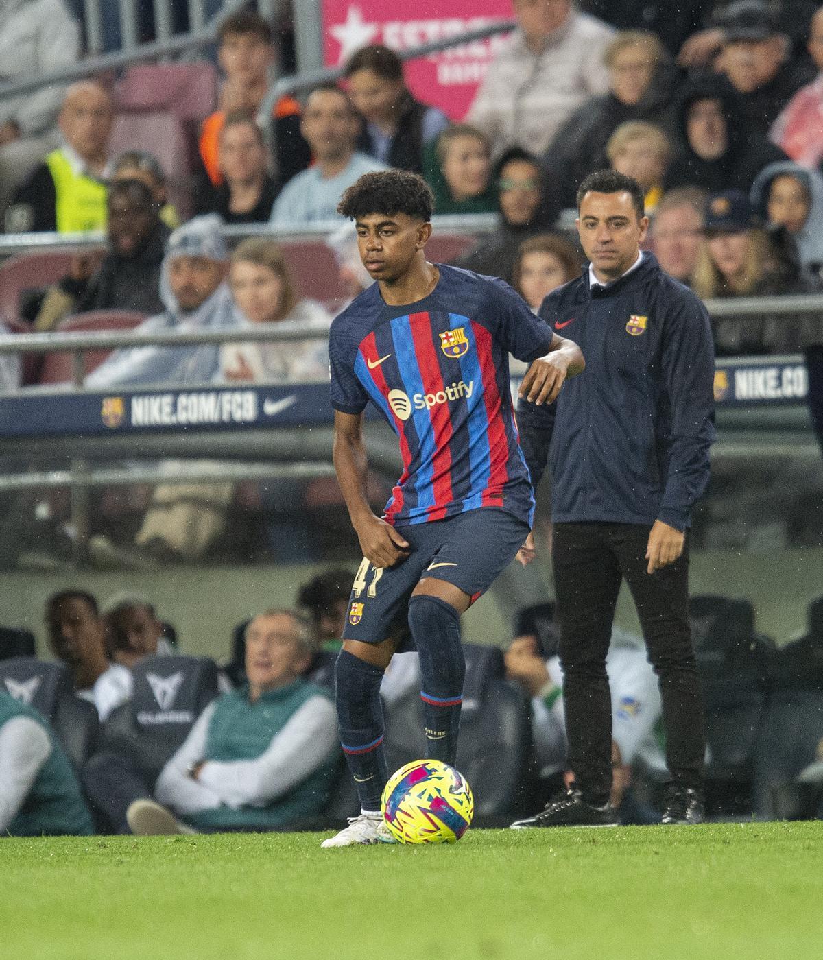 Debut del joven cadete azulgrana de 15 años Lamine Yamal durante el partido de liga entre el Barça y el Betis en el Camp Nou