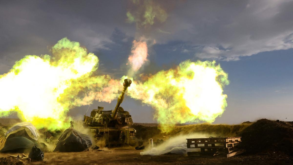 Una unidad de artillería israelí dispara durante un ejercicio en los Altos del Golán, cerca de la frontera con el Líbano