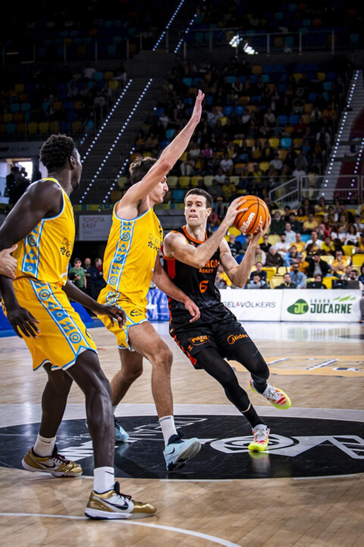 López-Arostegui, en una acción del partido ante el Gran Canaria.